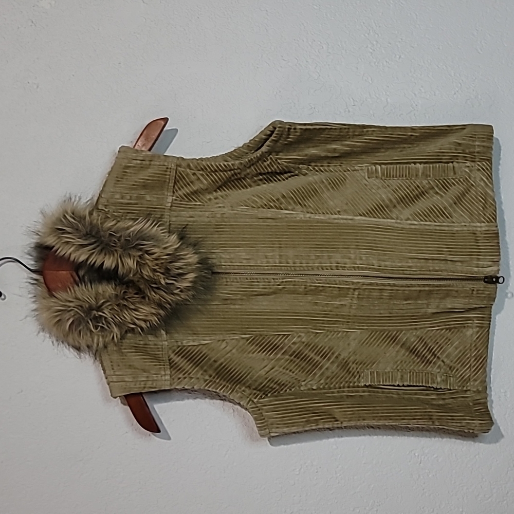 Columbia Corduroy Gold Vest w/Faux Fur Collar Sz. M